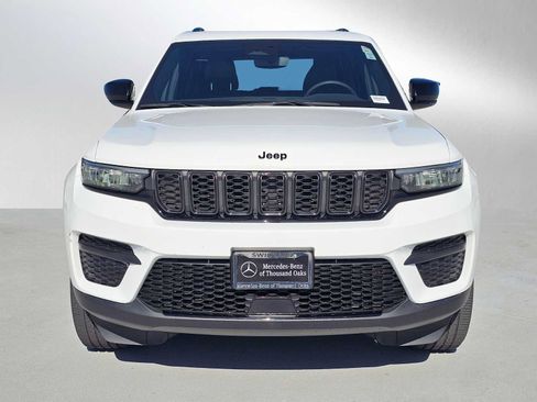 Used 2023 Jeep Grand Cherokee Altitude AWD/4WD image 8