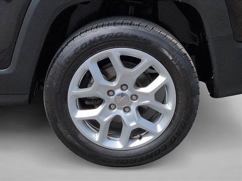 Used 2018 Jeep Renegade Latitude w/ Cold Weather Group AWD/4WD image 29
