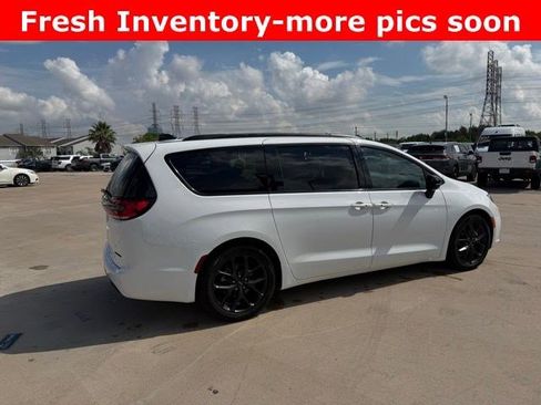 Used 2025 Chrysler Pacifica Limited FWD image 3