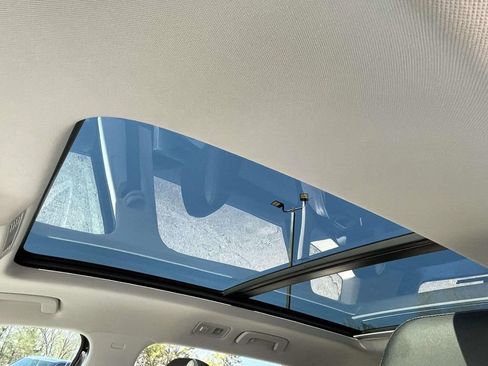 Used 2025 Volkswagen Taos SE w/ Panoramic Sunroof Package image 18