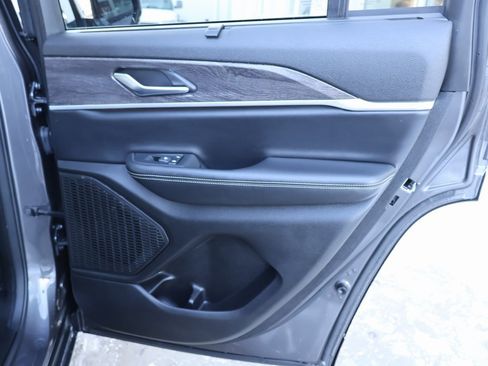 Used 2024 Jeep Grand Cherokee Limited w/ Luxury Tech Group II image 30