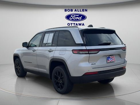 Used 2025 Jeep Grand Cherokee Altitude image 3