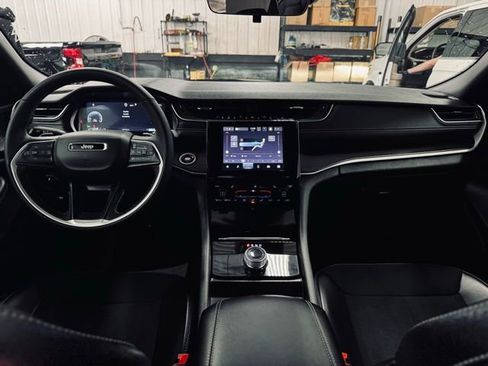 Used 2025 Jeep Grand Cherokee Altitude image 21