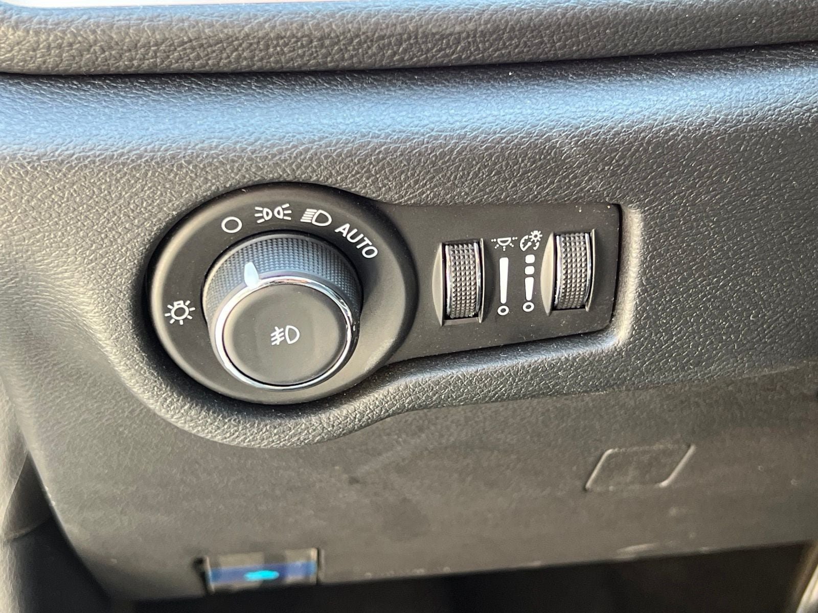 Used 2025 Chrysler Pacifica Limited FWD image 30