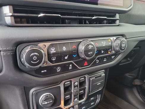Used 2025 Jeep Gladiator Rubicon w/ Safety Group AWD/4WD image 23
