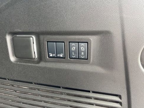 Used 2025 GMC Yukon XL Denali Ultimate w/ LPO, Floor Liner Package AWD/4WD image 9