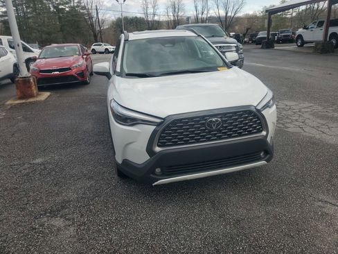 Used 2023 Toyota Corolla Cross XLE w/ Convenience Package image 3