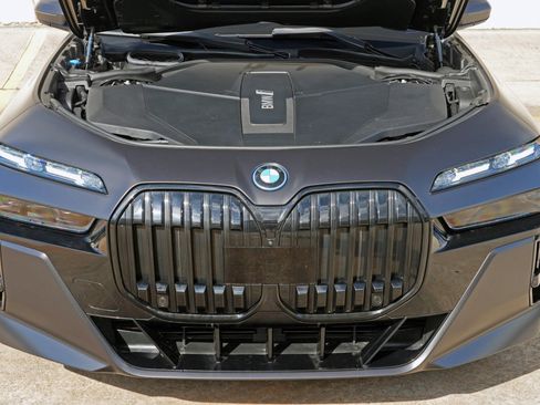 Used 2023 BMW i7 xDrive60 AWD/4WD image 8