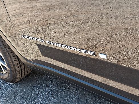 New 2025 Jeep Grand Cherokee Limited image 17