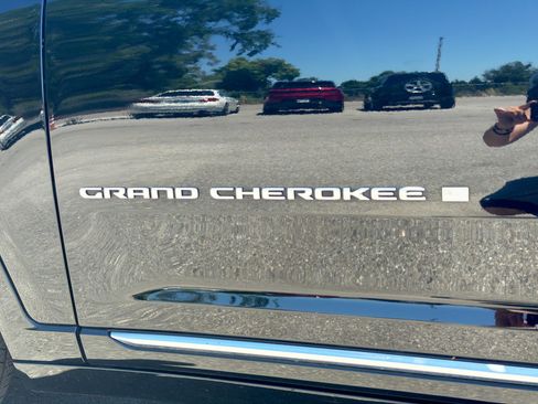 Used 2022 Jeep Grand Cherokee Summit AWD/4WD image 11