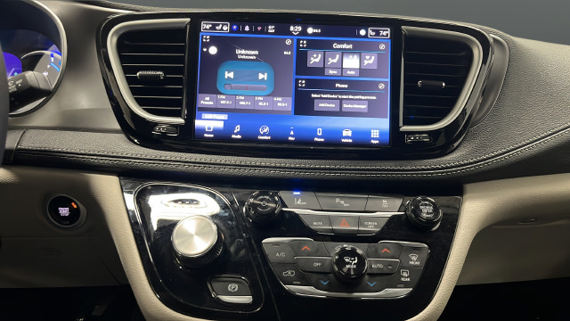 Used 2024 Chrysler Pacifica Limited FWD image 12