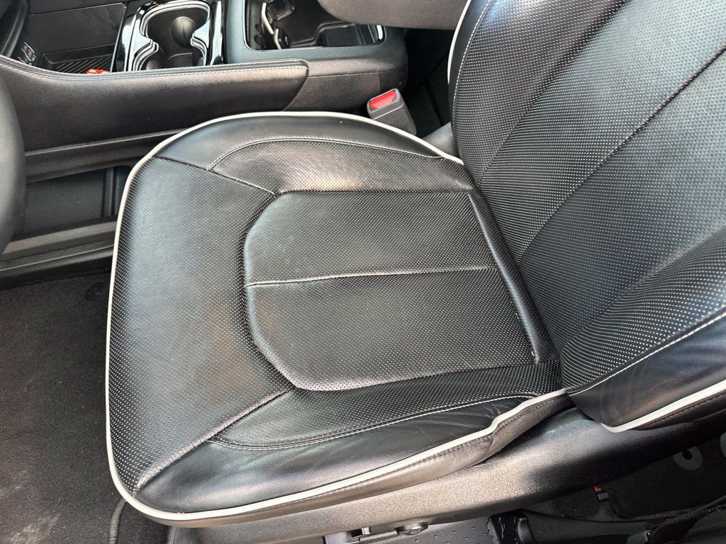Used 2025 Chrysler Pacifica Limited FWD image 5