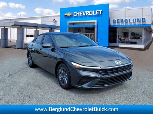 Used 2024 Hyundai Elantra SEL image 1