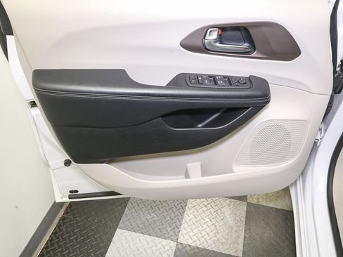 Used 2022 Chrysler Voyager LX image 37