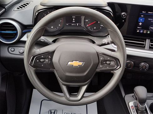 Used 2025 Chevrolet Trax LS image 27