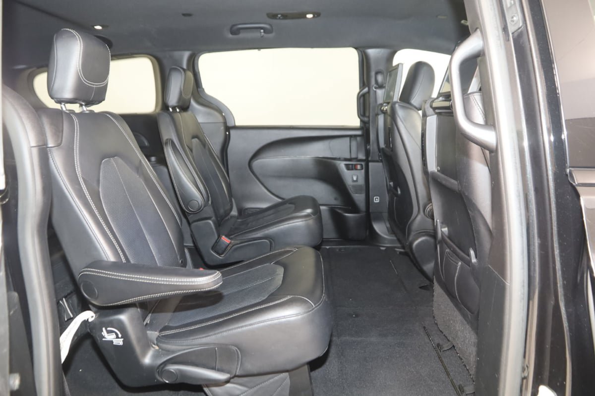 Used 2019 Chrysler Pacifica Touring-L Plus w/ S Appearance Package FWD image 14