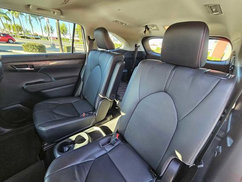 Used 2023 Toyota Highlander Limited image 19