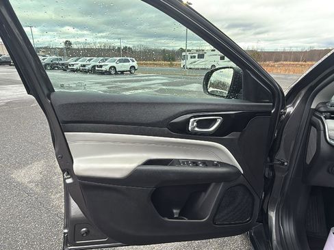 Used 2022 Jeep Compass Limited image 23