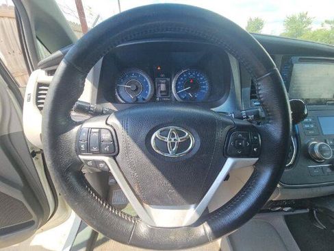 Used 2017 Toyota Sienna XLE w/ XLE Navigation Package FWD image 12