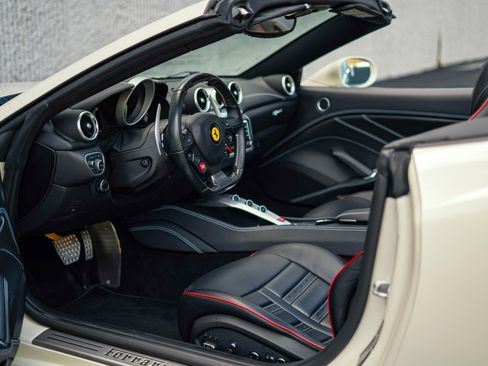 Used 2017 Ferrari California T RWD image 22