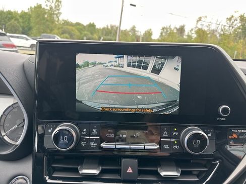 Used 2023 Toyota Highlander XLE image 22