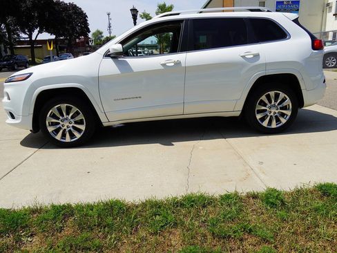 Used 2018 Jeep Cherokee Overland AWD/4WD image 3