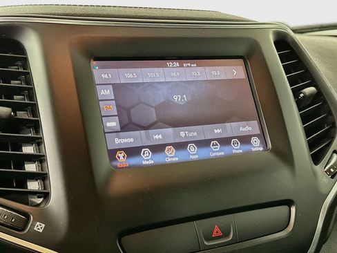 Used 2019 Jeep Cherokee Latitude w/ Popular Appearance Group FWD image 16