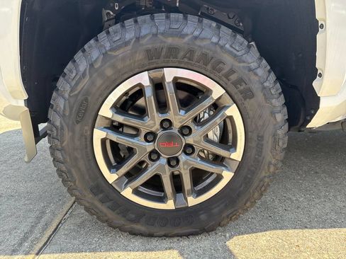 Used 2025 Toyota Tacoma TRD Sport AWD/4WD image 33