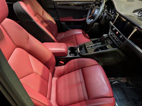 Used 2025 Porsche Macan image 27