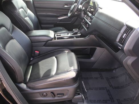 Used 2024 Nissan Pathfinder SL AWD/4WD image 13