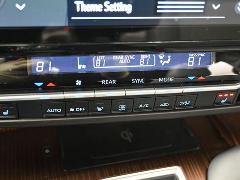 Used 2022 Toyota Sienna XLE w/ XLE Plus Package image 29