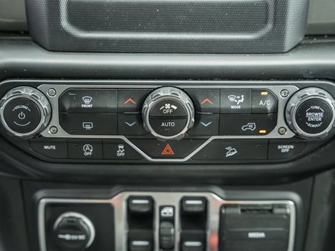 Used 2020 Jeep Wrangler Unlimited Sahara AWD/4WD image 35