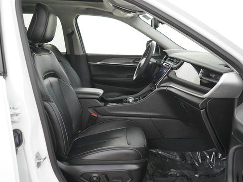Used 2023 Jeep Grand Cherokee 4WD 4xe w/ Luxury Tech Group II image 11
