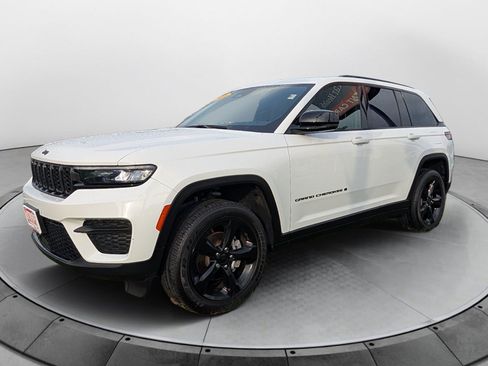 Used 2025 Jeep Grand Cherokee Altitude AWD/4WD image 7