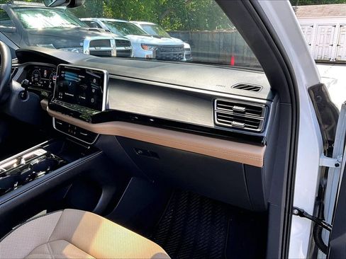 Used 2024 Volkswagen Atlas Cross Sport SE w/ Panoramic Sunroof Package AWD/4WD image 12