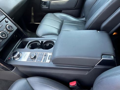 Used 2018 Land Rover Discovery SE image 16