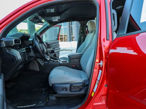 Certified 2026 Toyota Tacoma SR5 AWD/4WD image 33