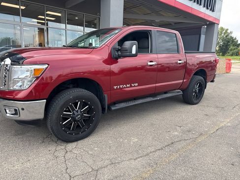 Used 2019 Nissan Titan SV w/ SV Convenience Package AWD/4WD image 8