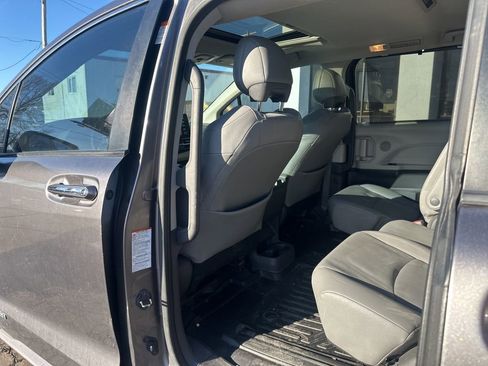 Used 2021 Toyota Sienna XLE image 14