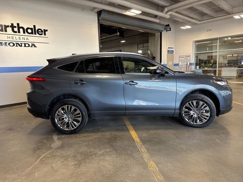 Used 2022 Toyota Venza XLE image 4