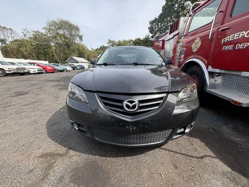 Used 2005 MAZDA MAZDA3 s w/ Moonroof & 6-CD Pkg image 9