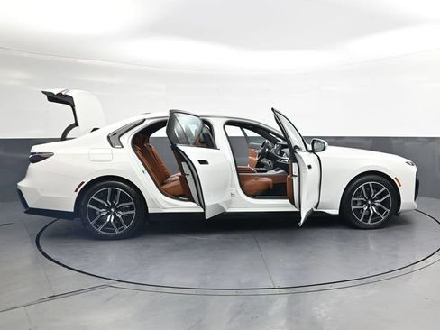 Used 2024 BMW 740i xDrive AWD/4WD image 36