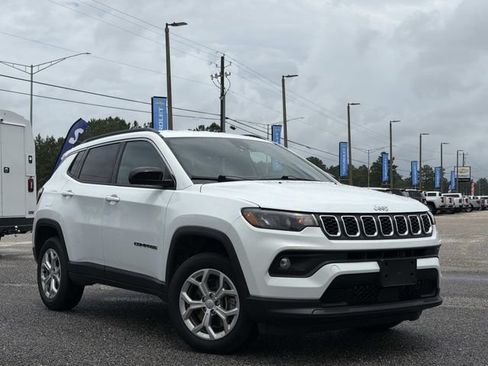 Used 2024 Jeep Compass Latitude AWD/4WD image 3