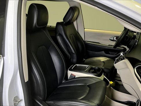 Used 2024 Chrysler Pacifica Touring-L image 29