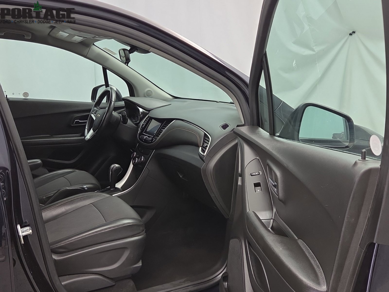 Used 2022 Chevrolet Trax LT w/ LT Convenience Package AWD/4WD image 32