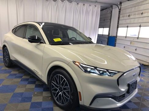 Certified 2025 Ford Mustang Mach-E Premium image 5