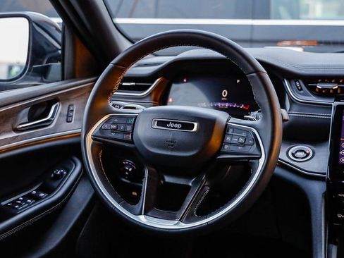 Certified 2024 Jeep Grand Cherokee Limited image 18