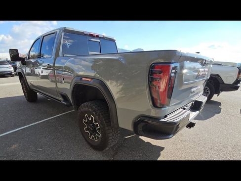 Used 2024 GMC Sierra 2500 AT4X image 8