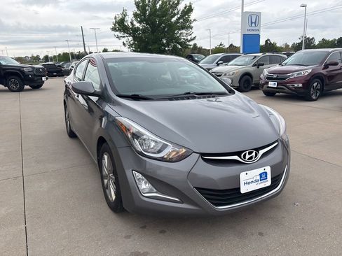 Used 2014 Hyundai Elantra SE w/ Option Group 02 FWD image 3