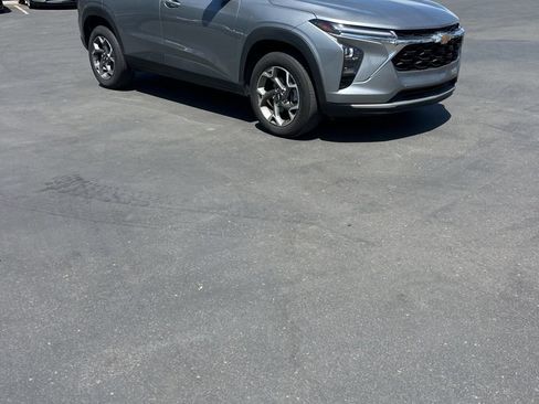 Used 2025 Chevrolet Trax LT w/ LT Convenience Package FWD image 5